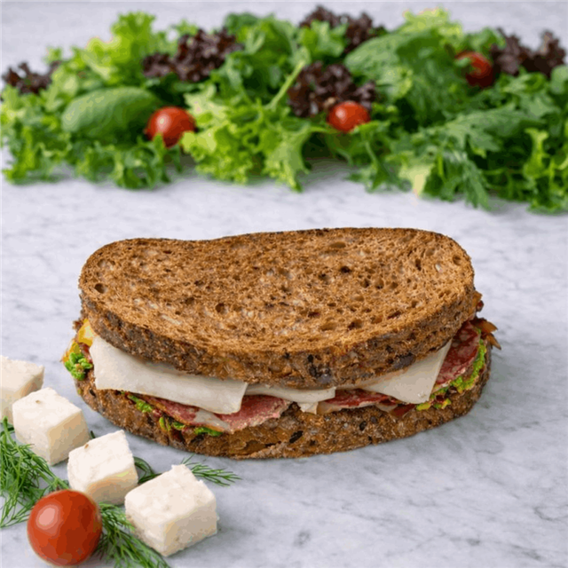 Ekşi Mayalı Avokadolu Füme Etli Tost